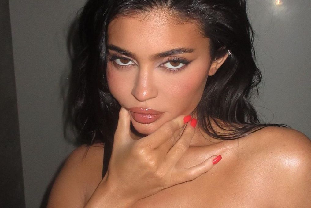 Kylie Jenner con maquillaje en tonos marrones