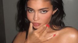 Kylie Jenner con maquillaje en tonos marrones