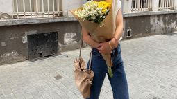 Peinado con pinza de flor