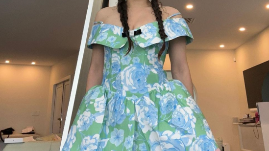 Rosalía con vestido de flores
