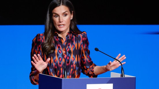 La reina Letizia con vestido camisero