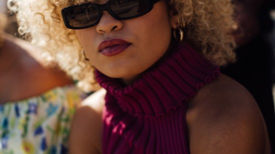 Transforma tu look con un flequillo rizado: Las ideas más chic para el 2023