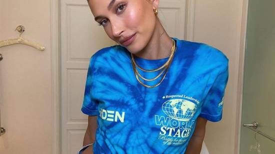 Hailey Bieber con dos moños altos