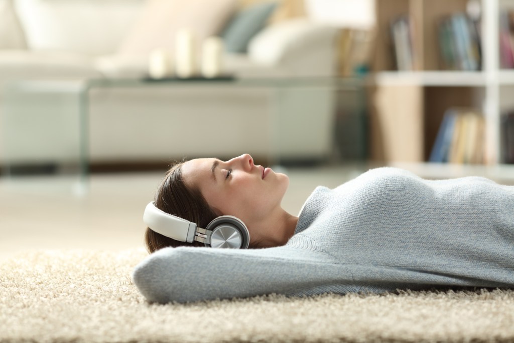 Mujer escuchando música - Imagen: Getty Images/iStockphoto