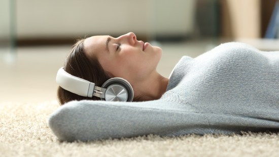 Mujer escuchando música