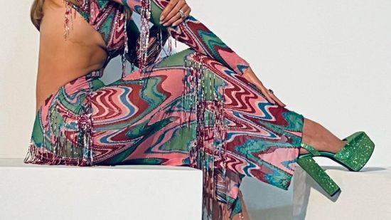 Jennifer Lopez con vestido con aperturas