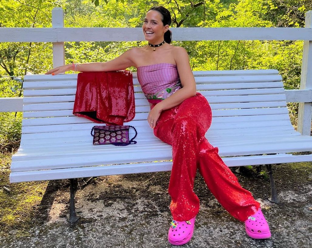 Invitada de boda con Crocs