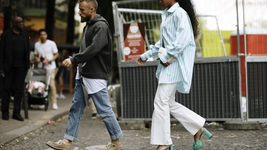 sandalias de tacón cómodo street style