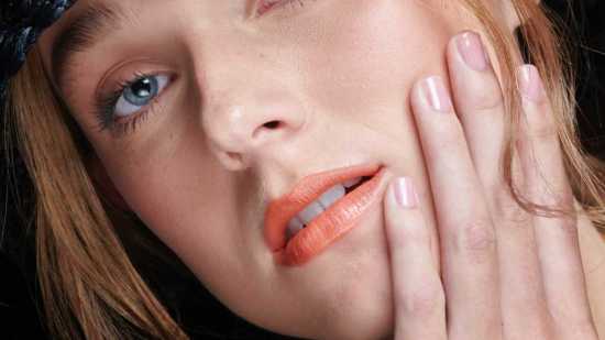 esmaltes uñas rejuvenecen potencian bronceado