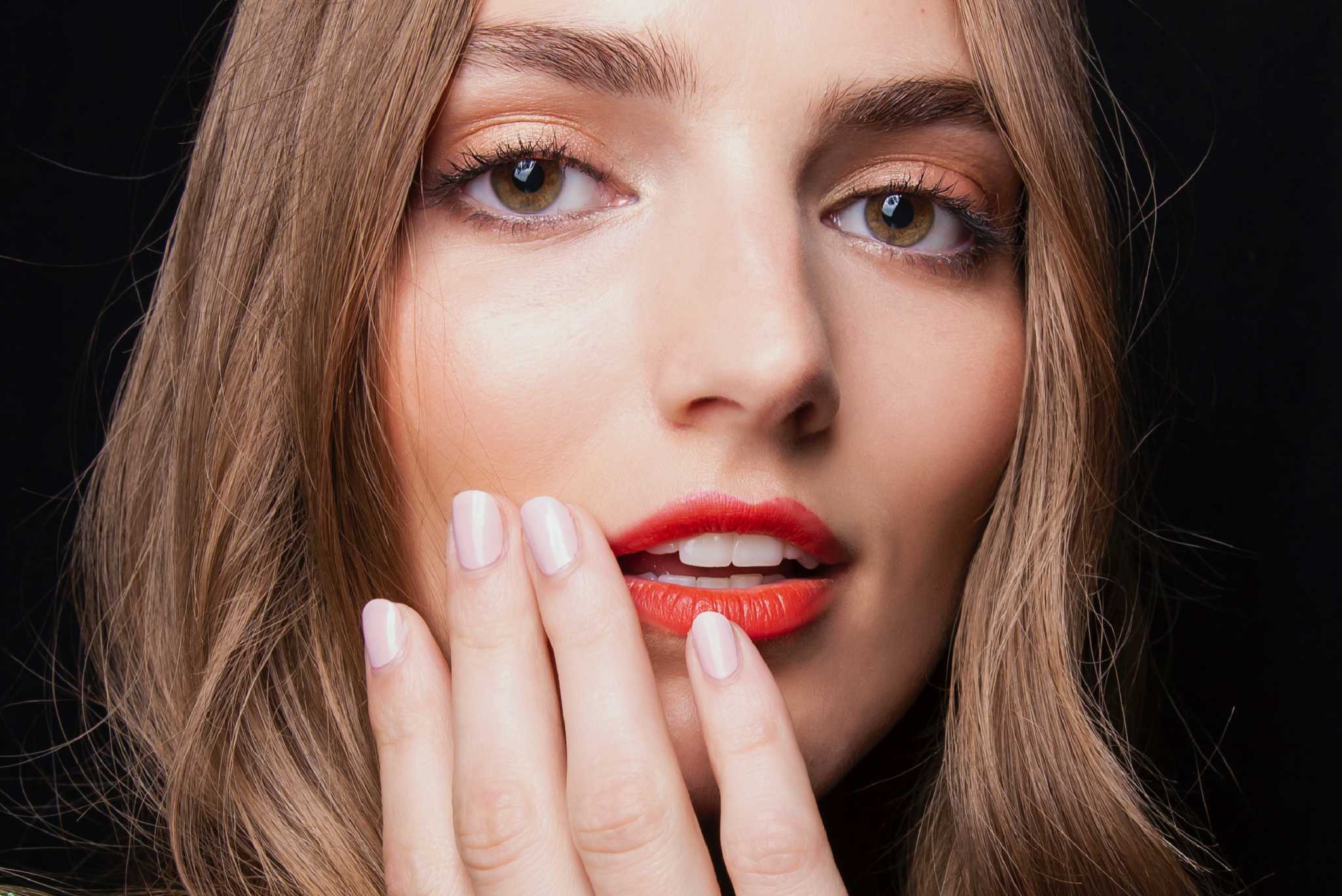 esmaltes uñas rejuvenecen potencian bronceado
