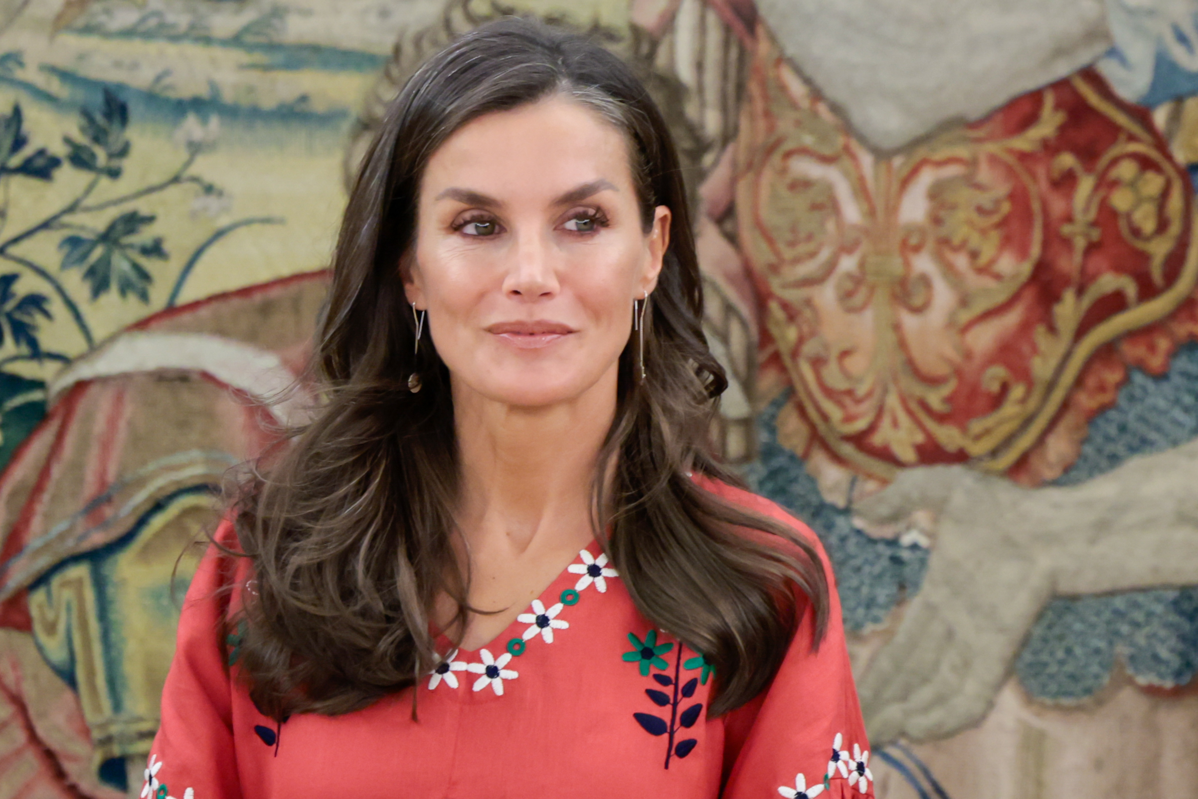 La reina Letizia con blusa ucraniana