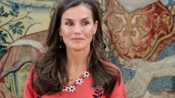 La reina Letizia con blusa ucraniana