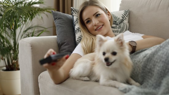 Mujer viendo la tv