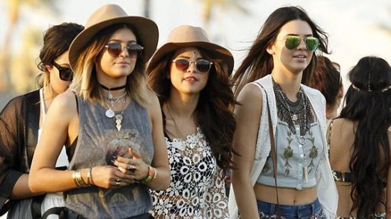 Selena Gómez, Kendall y Kylie Jenner en Coachella