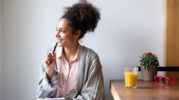 mujer escribiendo
