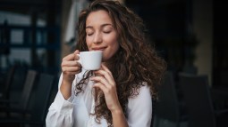 mujer tomando zafé