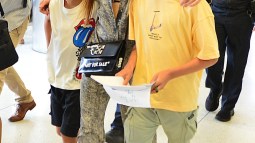 Shakira con sus hijos Milan y Sasha en el aeropuerto