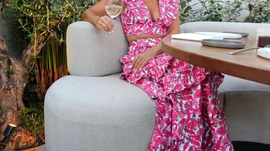 Paula Echevarría con conjunto de flores