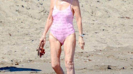 Carmen Lomana con bañador de Zara x Barbie
