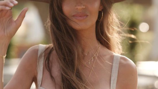 Sara Carbonero con peinado hippie