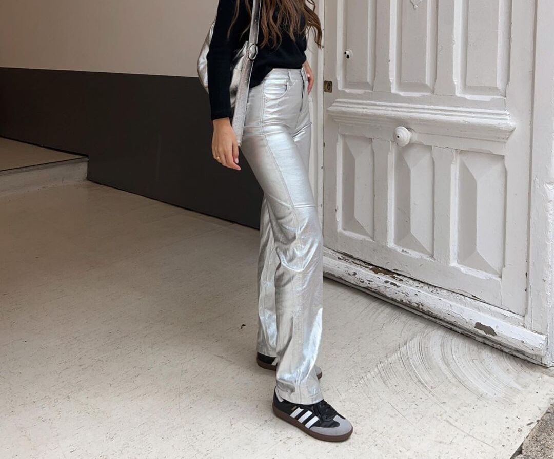 pantalones metalizados.