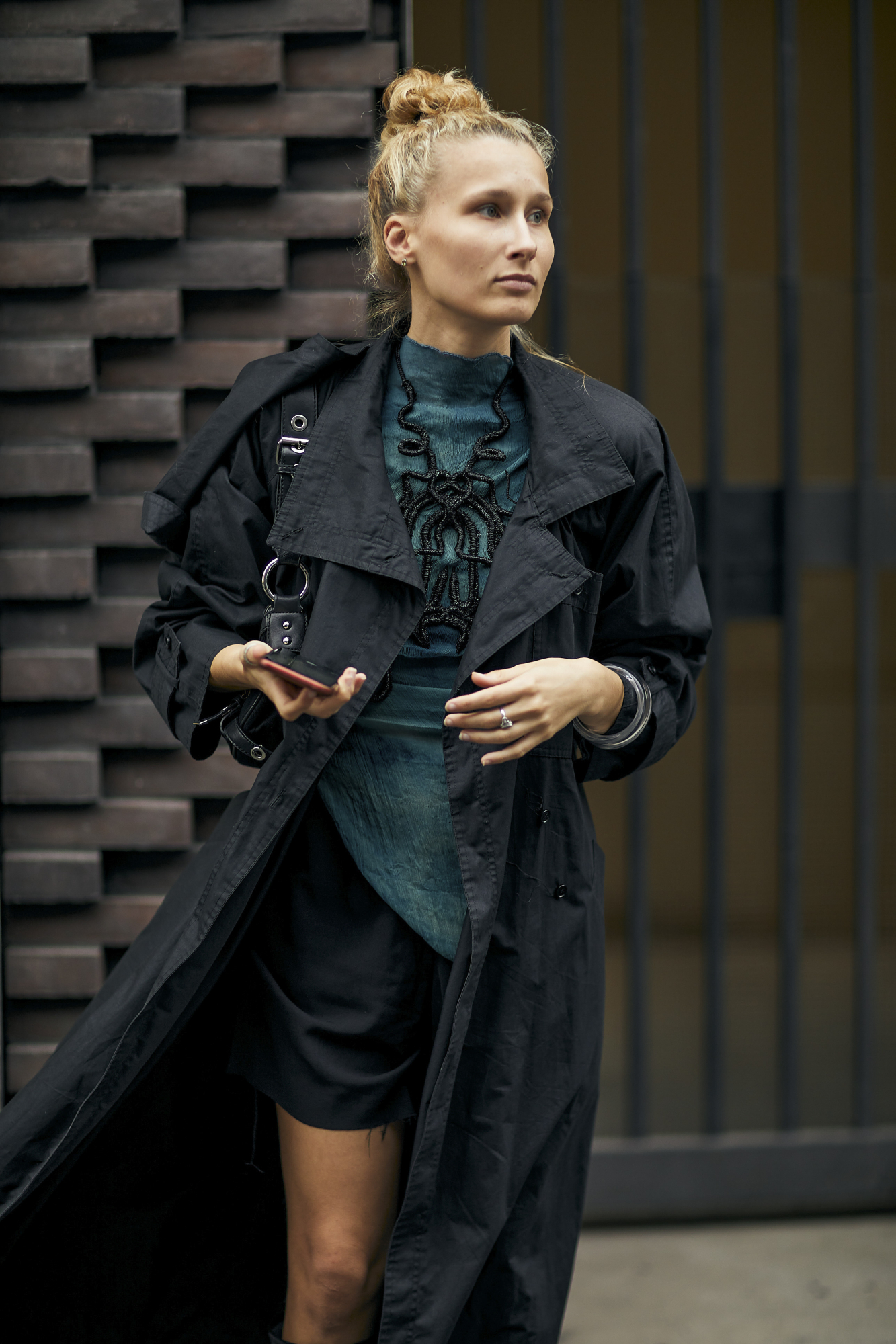 gabardina street style