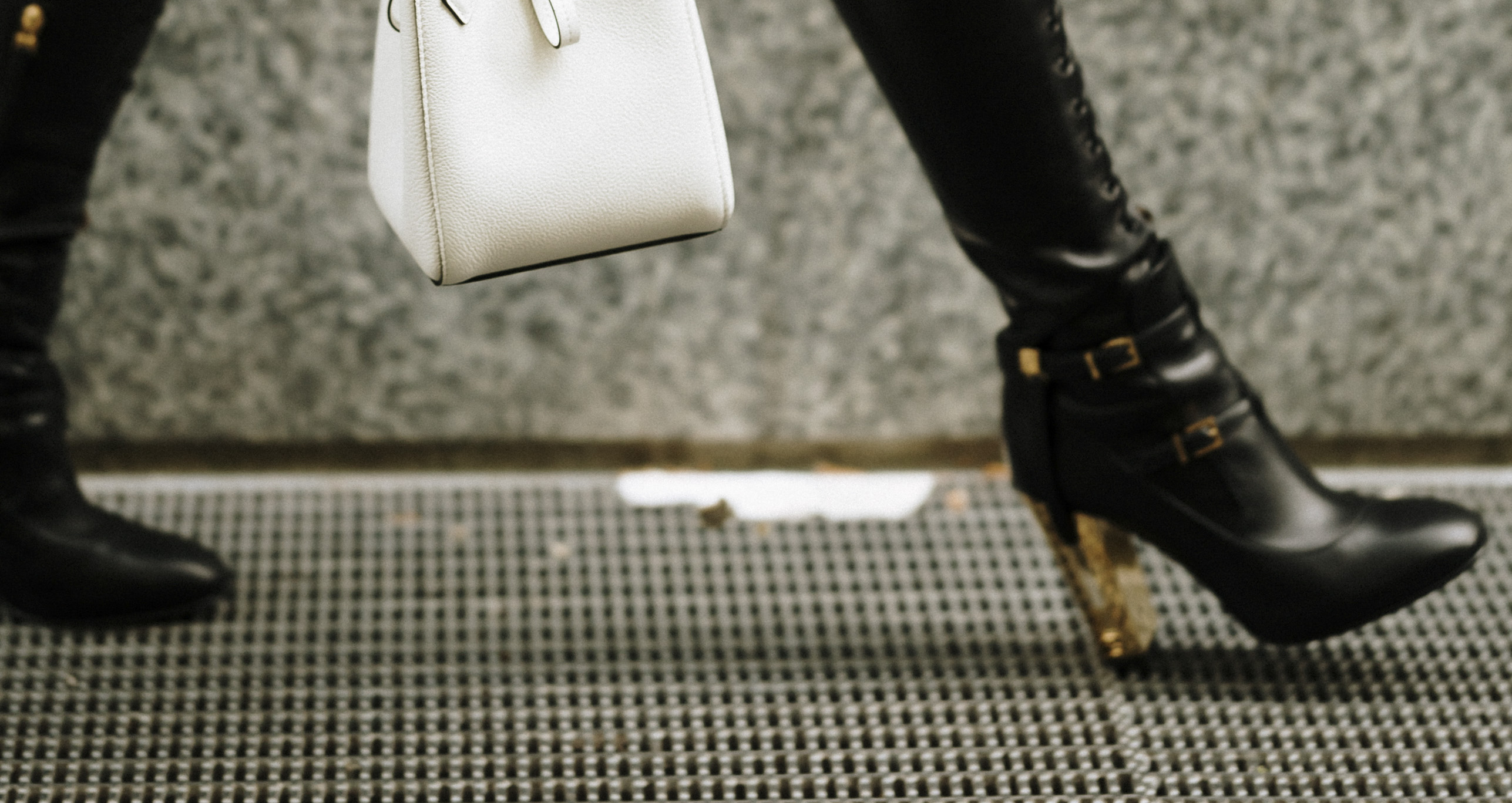 botas con tacón dorado street style