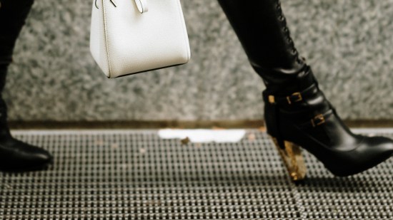 botas con tacón dorado street style