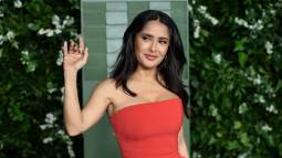 Salma Hayek con un vestido de color naranja - Getty Images