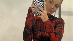 Laura Escanes con vestido de flores