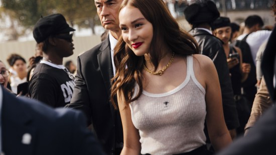Paris str S24 0241 street style pelo