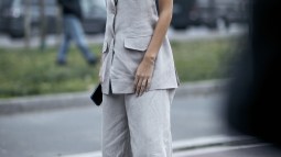 pantalones grises street style sastre