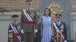 Los reyes Felipe y Letizia en la jura de bandera de Leonor