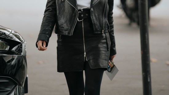 falda de efecto piel street style Paris str S23 1932