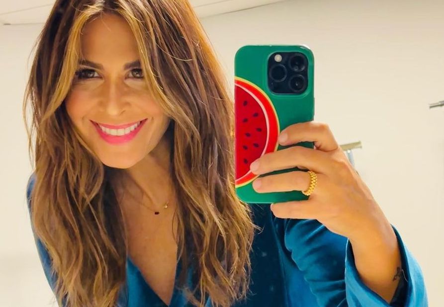 Nuria Roca con traje aterciopelado