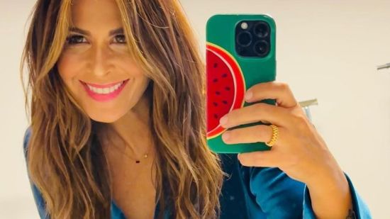 Nuria Roca con traje aterciopelado