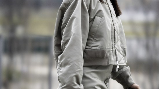 chaqueta tipo bomber gris street style