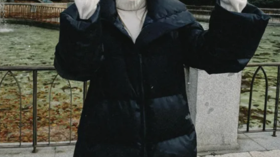 María Pombo con abrigo de plumas negro