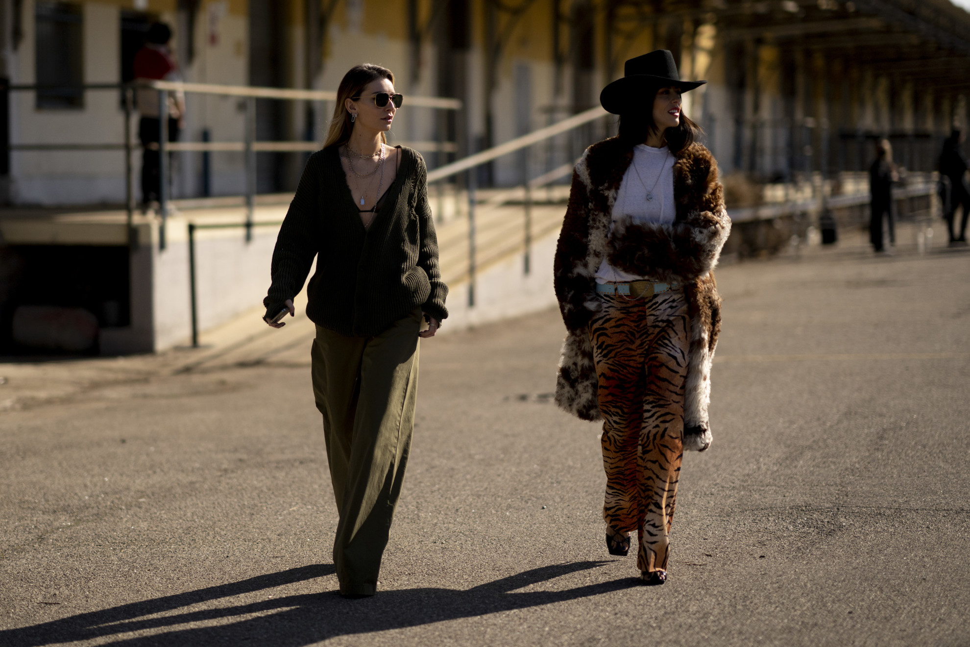 Milano str F22 0938 jersey de punto con hombros descubiertos street style