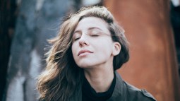 mujer respiración ejercicio