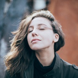 mujer respiración ejercicio