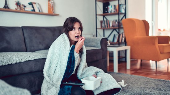 mujer triste comiendo helado