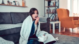 mujer triste comiendo helado
