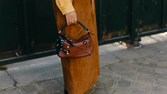 Paris str S23 1080 street style bolso
