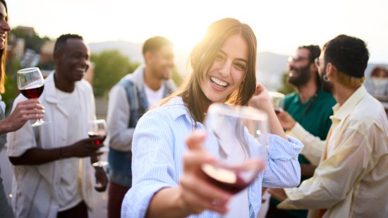 mujer con amigos