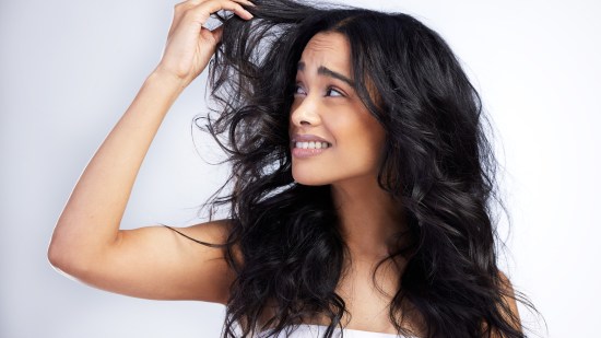 El spray contra el encrespamiento mega barato que arrasa en farmacia: ideal para cabello seco y dañado