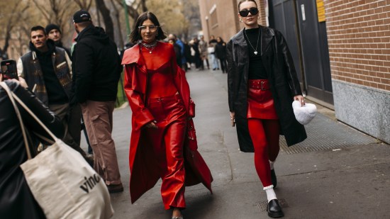 gabardina roja street style