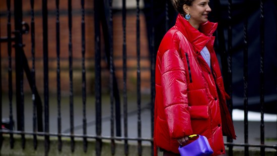 abrigo acolchado rojo street style