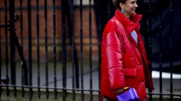 abrigo acolchado rojo street style