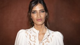 Sara Carbonero estrena el color de manicura más solicitado en otoño e invierno para uñas cortas